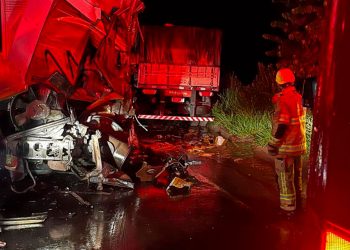 Motorista morre após batida entre duas carreta na BR-381