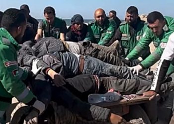 Vídeo divulgado por Israel mostra multidão aglomerada em caminhões humanitários em Gaza