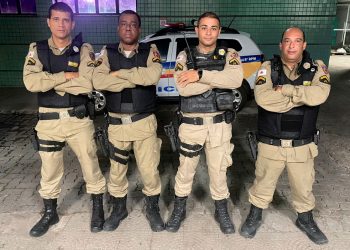 Policiais resgatam moradores durante incêndio no bairro Vila dos Montes