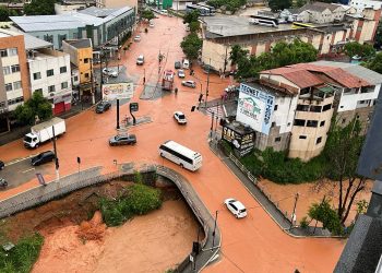 Chuva forte alaga ruas, casas e escolas em Teófilo Otoni