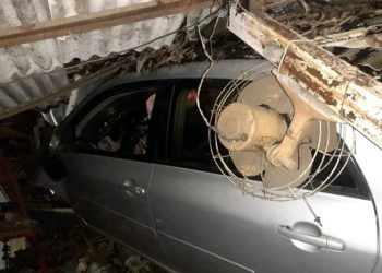 Veículo colide contra residência em Ipatinga