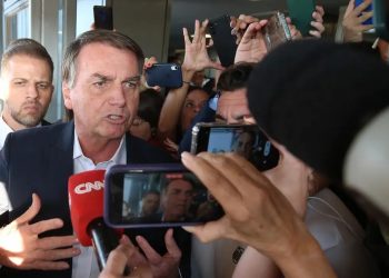 Passaporte de Bolsonaro é entregue às autoridades