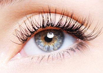 O uso de cílios postiços e glitters no carnaval: quais os riscos para a saúde da sua pele?