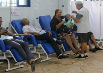 Entenda a diferença dos sintomas de dengue e de covid-19