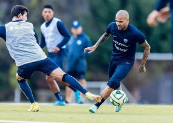 Daniel Alves sustenta que jovem o seguiu ao banheiro e fez sexo consensual