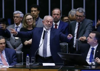 Governo ameaça tirar cargo e verba de deputados que assinaram impeachment de Lula