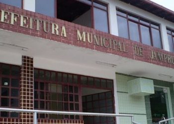 Prefeita é denunciada por contratação irregular de servidores