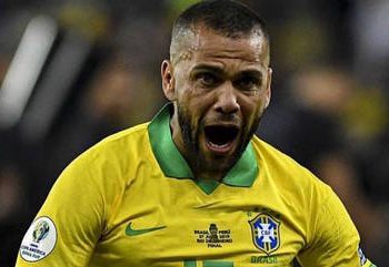 Daniel Alves é condenado a 4 anos e meio por estupro pela Justiça da Espanha