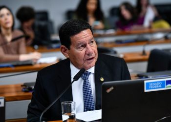 Mourão pede ação de chefes das Forças Armadas contra ‘condução arbitrária’ de processos