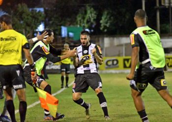 Democrata recebe o Cruzeiro para confronto aguardado e decisivo