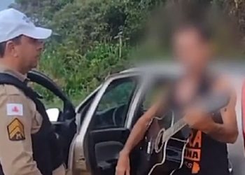 Homem canta para PM antes de ser preso por dirigir embriagado