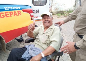 Com ruas interditadas devido as chuvas, idoso recebe carona da PM em GV