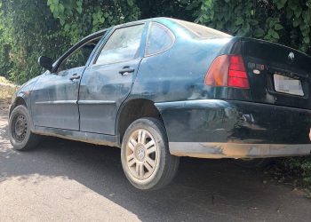 Carro fica preso em cratera no bairro Vila Rica