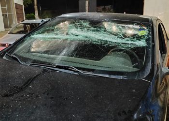 Motorista é agredido e tem carro danificado após acidente de trânsito