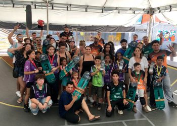 GOVERNADOR VALADARES - A Cemig está com inscrições abertas para projetos sociais que incentivam a prática esportiva em Minas Gerais. O edital da Companhia busca iniciativas que contribuam para o desenvolvimento integral de indivíduos e comunidades, além de promover a formação para o exercício da cidadania e o lazer. As inscrições para o edital podem ser feitas até o dia 12 de julho de forma gratuita no site da Cemig. Podem participar projetos que estejam aprovados e aptos à captação de recursos via Leis Federal e/ou Estadual de Incentivo ao Esporte. Para mais informações sobre o edital e o processo de inscrição, acesse o site da Cemig ou envie um e-mail para esporte@cemig.com.br. Apoio a projetos em todo o estado A Cemig realiza aportes nos projetos aprovados, de acordo com a avaliação e classificação de cada proposta. Em 2023, a Companhia destinou mais de R$ 12 milhões para projetos esportivos que beneficiaram mais de 9 mil crianças e jovens em diversos municípios mineiros. Nos últimos quatro anos, o investimento total da Cemig em projetos esportivos chegou a quase R$ 30 milhões. Academia do Skate em Governador Valadares Um exemplo de projeto beneficiado pelo patrocínio da Cemig é a Academia do Skate, desenvolvida pela Associação Natividade em Governador Valadares. Entre setembro e dezembro de 2023, o projeto beneficiou cerca de 800 pessoas, com o objetivo de fomentar a prática do esporte na região.