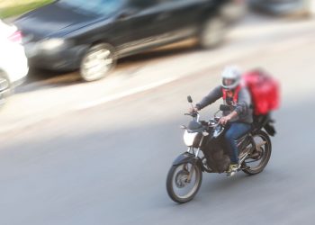 Entregador de lanches é assaltado por dupla armada em Valadares