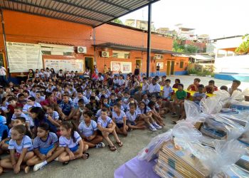 Estudantes da rede pública recebem kits escolares em Mutum