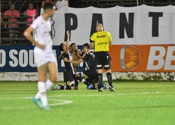 Democrata vence e se mantém vivo na luta contra o rebaixamento