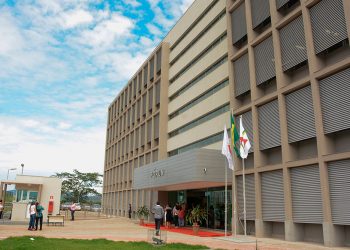 Justiça condena homem a 32 anos de prisão por matar ex-companheira na frente da filha