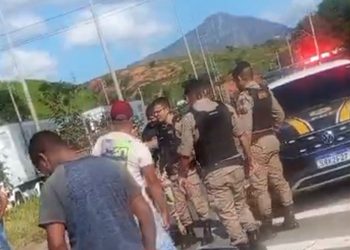 População para a BR-116 em protesto por falta de água