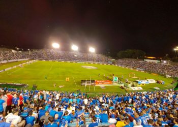 O ônibus de um grupo de torcedores do Cruzeiro de Governador Valadares foi alvo de furto durante a partida que aconteceu neste domingo (10) no Estádio Ipatingão, em Ipatinga.