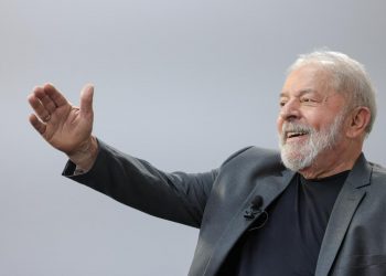 Ato de Bolsonaro foi de cidadão que tentou dar golpe e sabe que pode ser preso, diz Lula