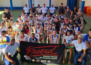 Militares entregam kits de material escolar a crianças do Vila Isa