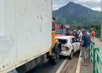 Colisão entre dois carros e um caminhão deixa trânsito engarrafado na ponte São Raimundo