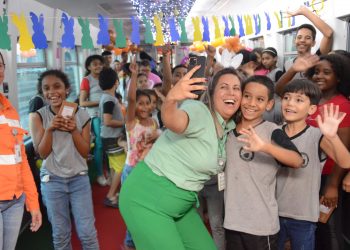 Estudantes visitam o Trem de Passageiros da Vale em ação de Páscoa