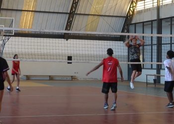 Educação Física da Univale reúne jovens para praticar atividades físicas no Centro Esportivo