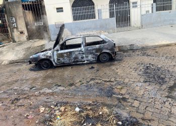 Carro é incendiado no bairro Jardim Primavera