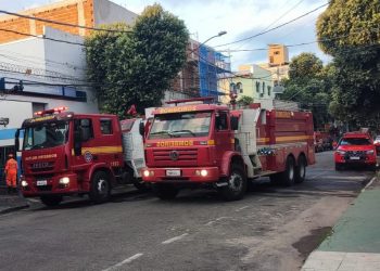 Dezenas de veículos ficam destruídos após incêndio em oficina mecânica