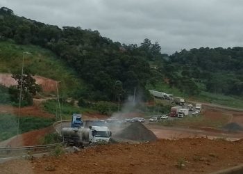 Caminhão com produtos químicos pega fogo e interdita BR-381