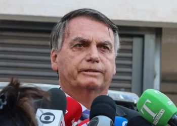 Bolsonaro reage a Lula sobre móveis e fala em ‘falsa comunicação de furto’