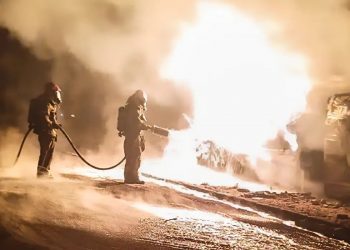 Caminhão-tanque tomba e incendeia casas em Belo Horizonte
