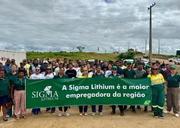 Comitiva do governo federal é recebida com manifestações de apoio no Vale do Lítio