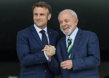 Lula concede a Macron a Ordem Nacional do Cruzeiro do Sul
