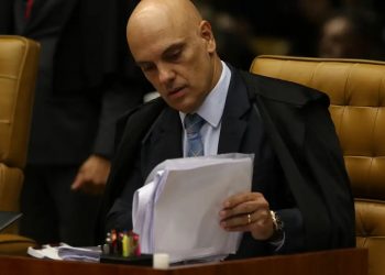 Moraes dá 15 dias para PGR opinar sobre indiciamento de Bolsonaro