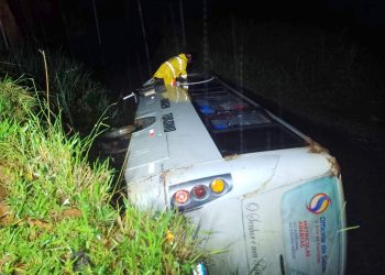 Ônibus com estudantes capota e cai em rio na BR-116