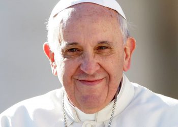 Papa Francisco nega boatos de renúncia e defende bênção a casais gays em livro