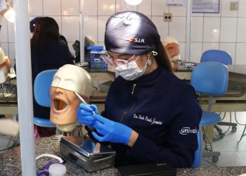 Pós-graduação em Prótese Dentária recebe treinamento em isolamento absoluto
