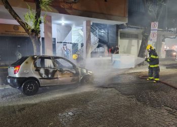 Carro pega fogo próximo à Praça Serra Lima