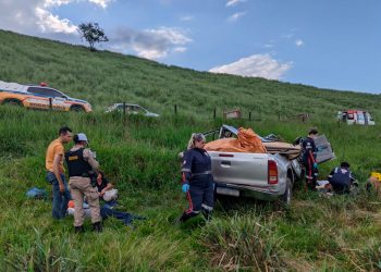 Um acidente de trânsito na BR-259, no km 140, deixou três feridos graves na tarde dessa sexta-feira (26). O carro, uma Toyota Hilux, capotou em um pasto às margens da rodovia.