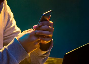 Adolescente é transferido de escola após ameaçar divulgar fotos íntimas de colega em Valadares