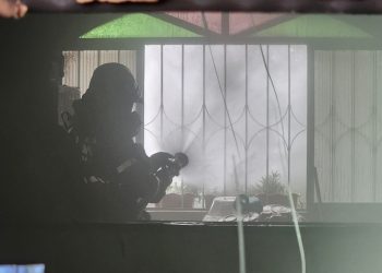 Bombeiros combatem incêndio em apartamento no centro de Valadares