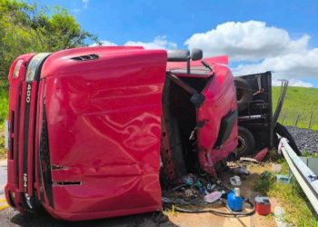 Carreta carregada de carvão tomba na BR-259