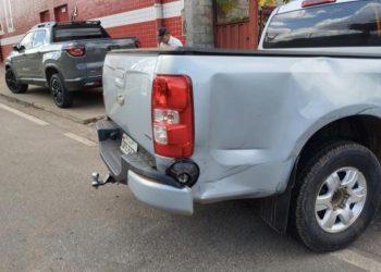 Motociclista é arremessado em colisão entre veículos