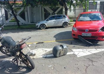Motociclista é arremessado ao colidir com veículo em acidente