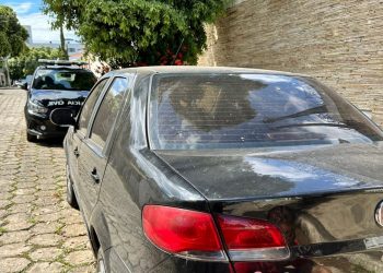 Polícia apreende carro clonado após abandono em via pública