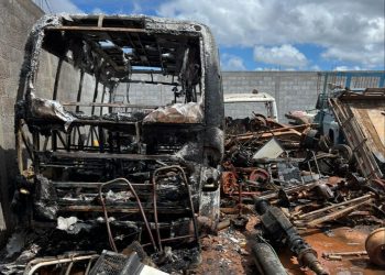 Bombeiros apagam incêndio de micro-ônibus em ferro-velho